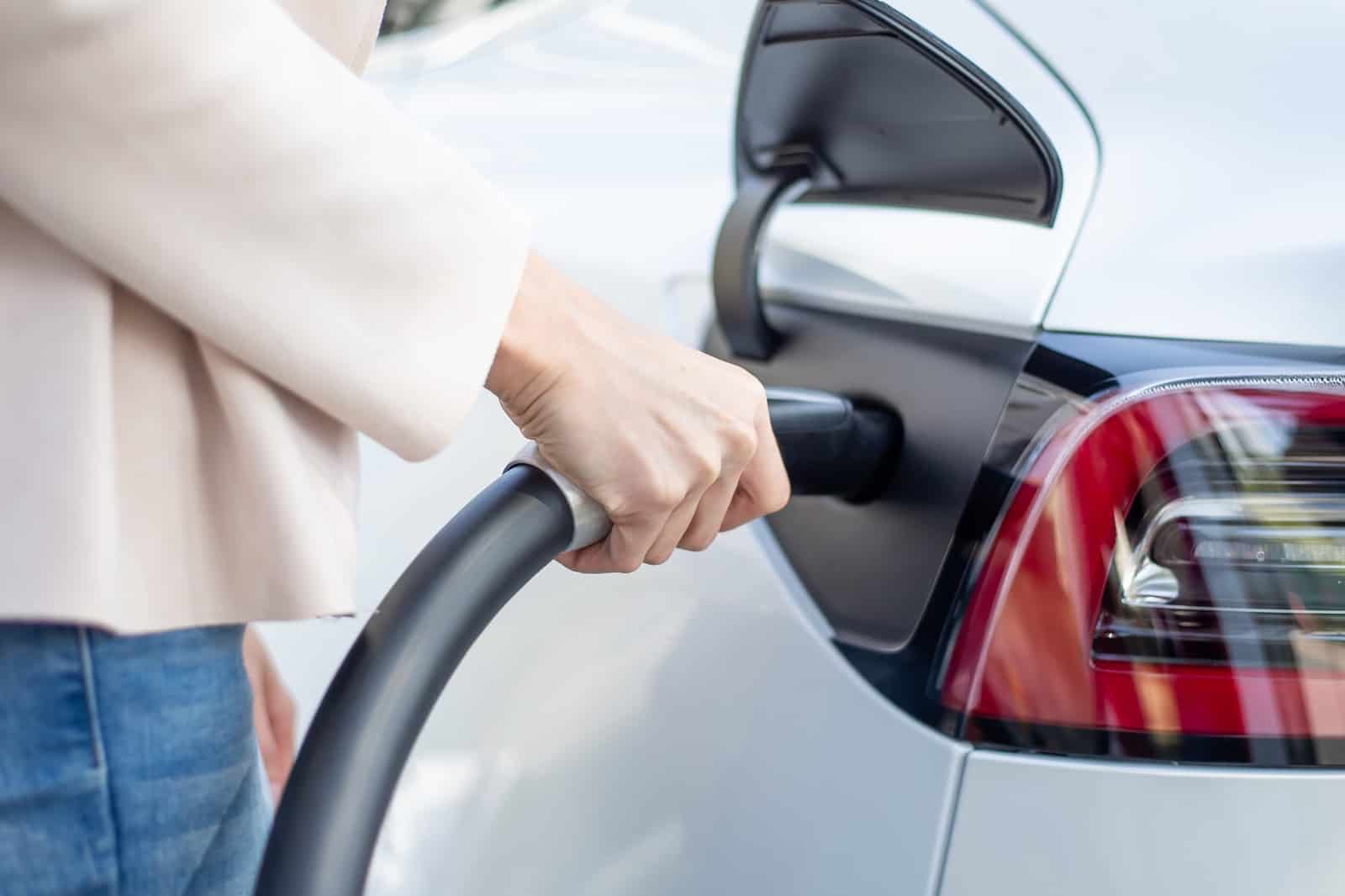 איך להטעין רכב חשמלי בעמדת טעינה? המדריך למשתמש (2024)